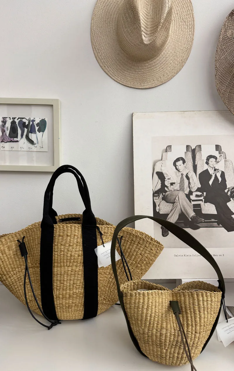 Muun Straw bag with black cotton handles